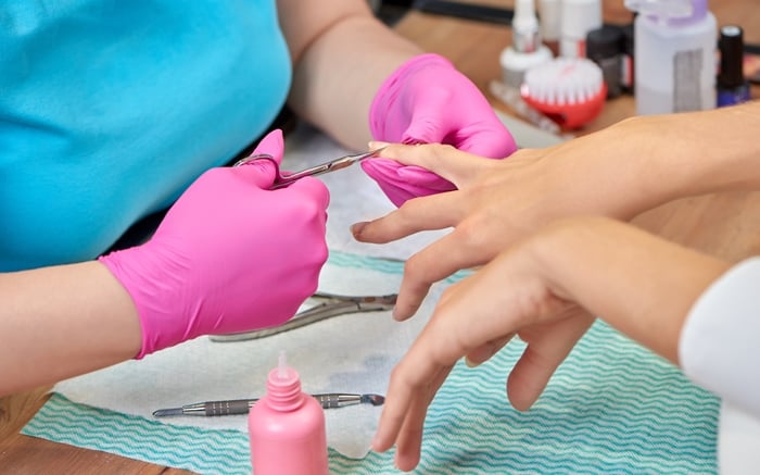 manicure atendendo cliente a domicílio