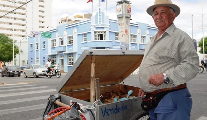 vendedor de doces na rua