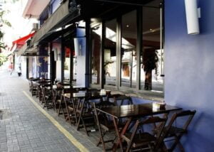 Bares podem colocar mesas na calçada