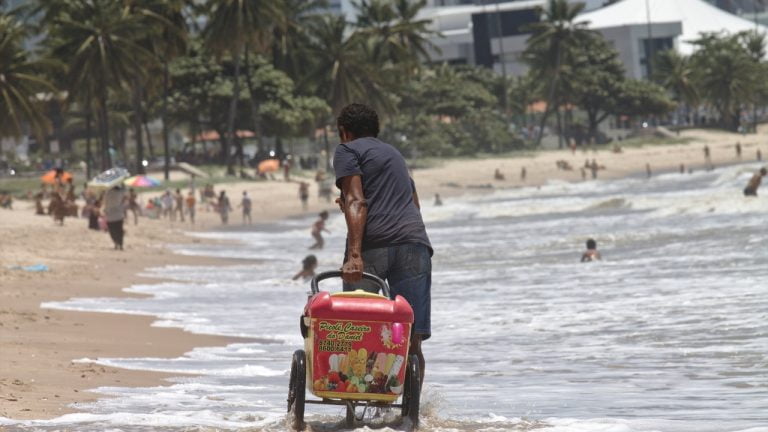 Comidas para vender na praia: 10 ideias de petiscos lucrativos