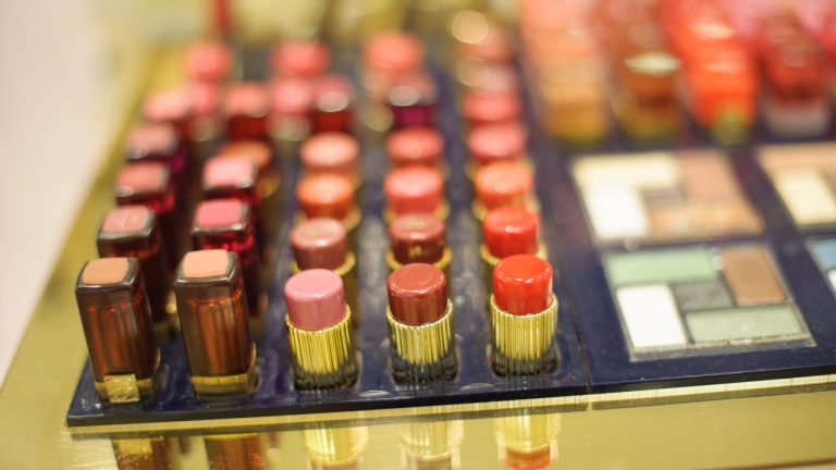 Lista de produtos para loja de maquiagem: 33 itens indispensáveis para revender