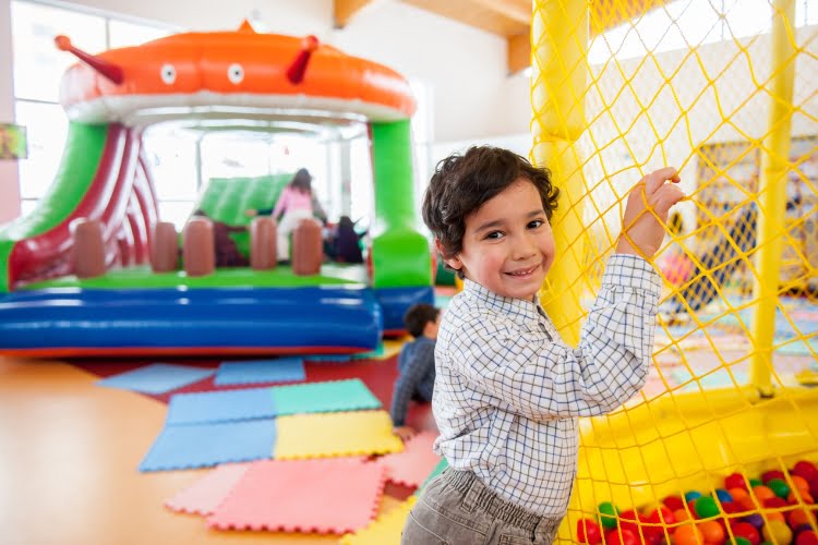 Aluguel de pula-pula e empreendedor montando estrutura de festa