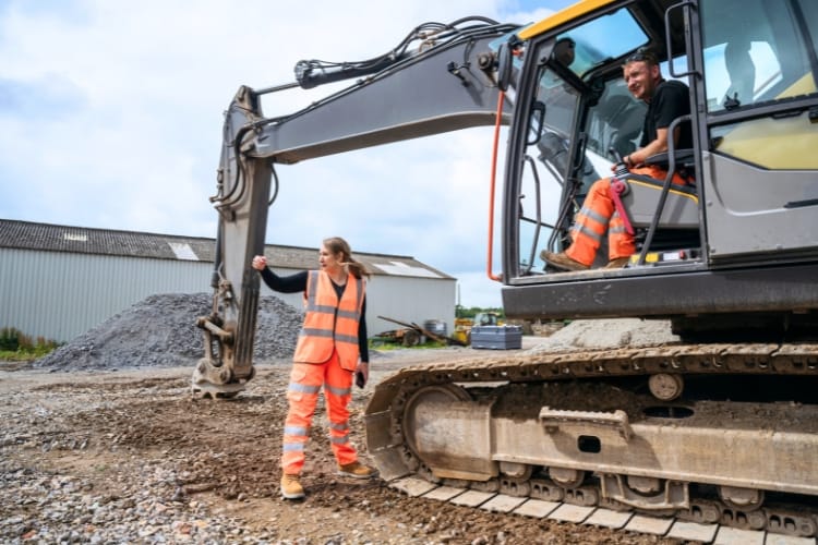 O que é necessário para trabalhar com retroescavadeira