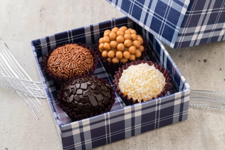 fazer caixinhas de brigadeiro